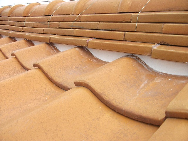 棟番線で固定された棟